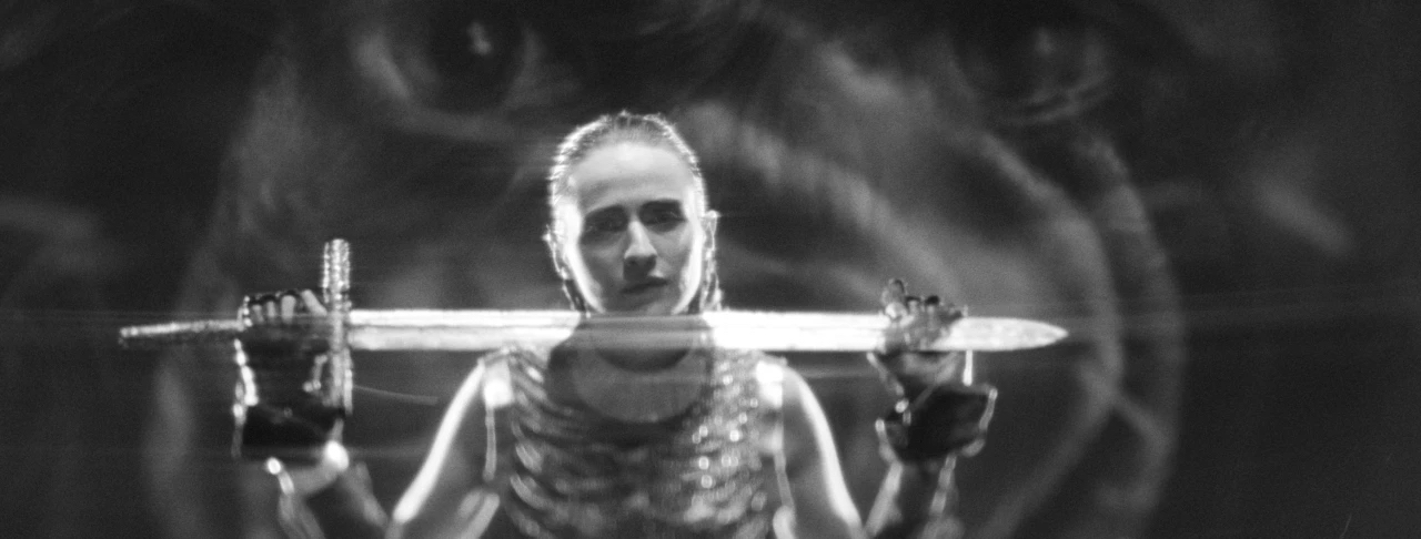 photo noir et blanc de femme avec épée