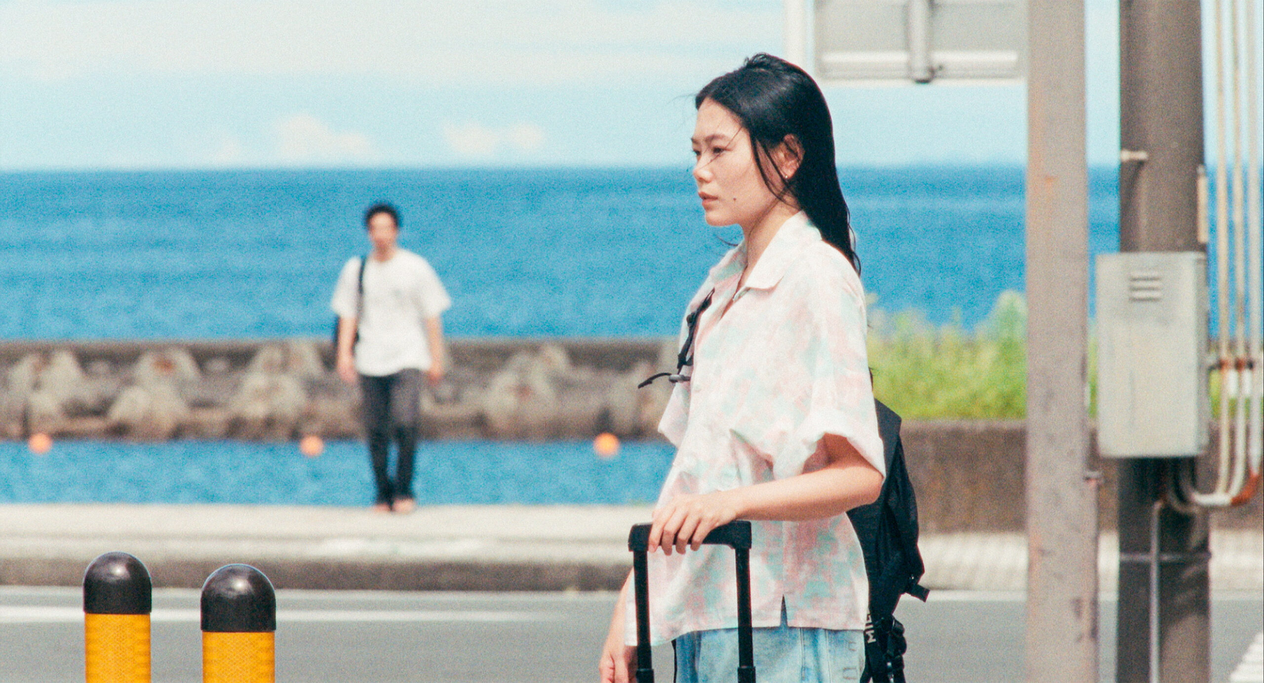 Jeune femme japonaise avec une valise et silhouette en arrière plan