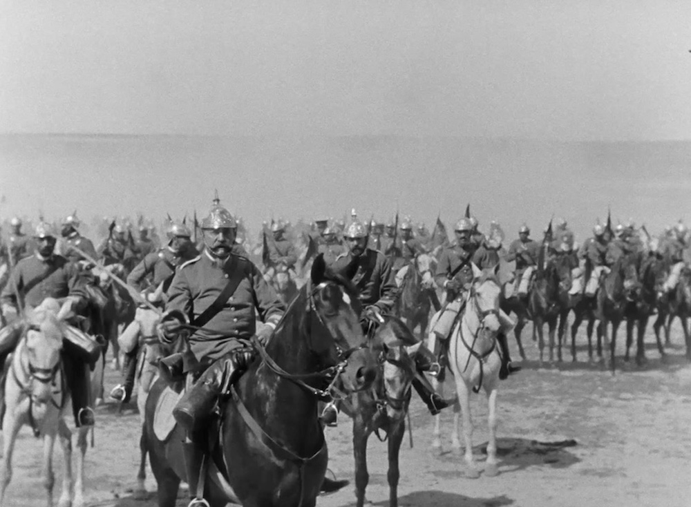image noir et blanc de soldats russes à cheval