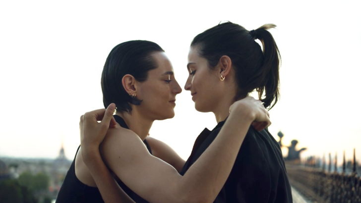deux femmes s'enlacent tendrement