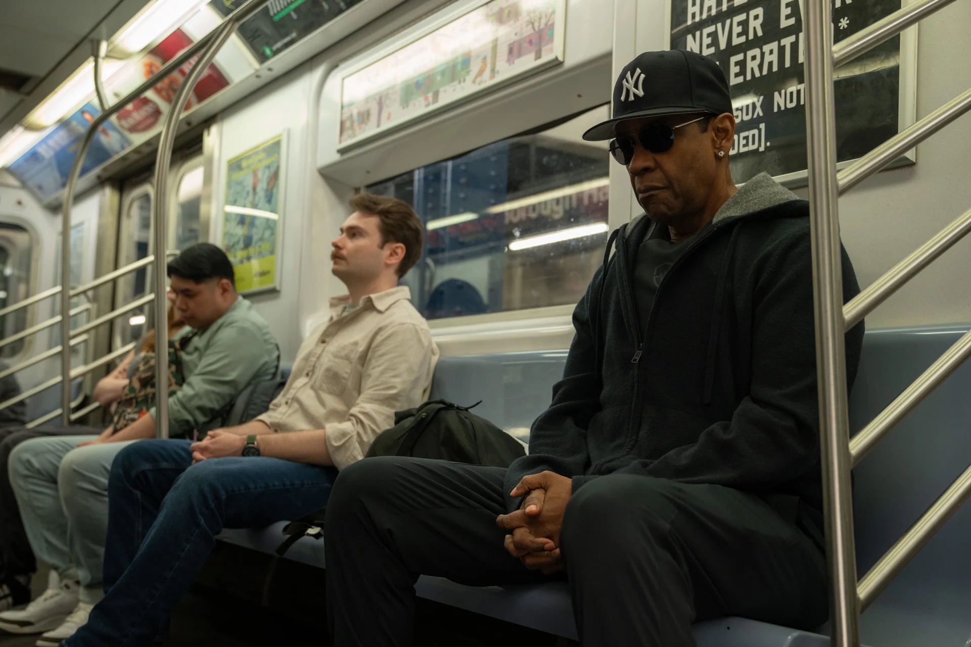 Denzel Washington en casquette dans le métro