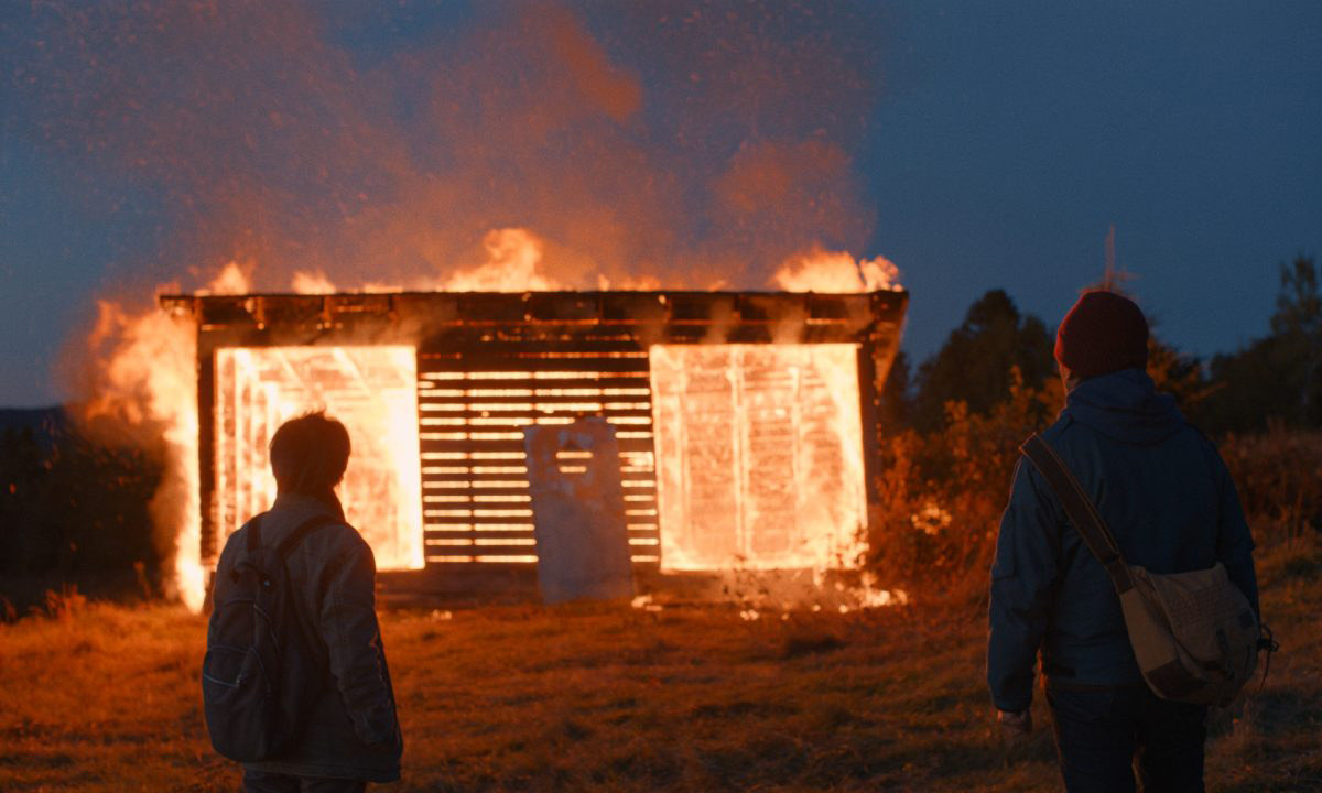 une grange en feu dans la nuit