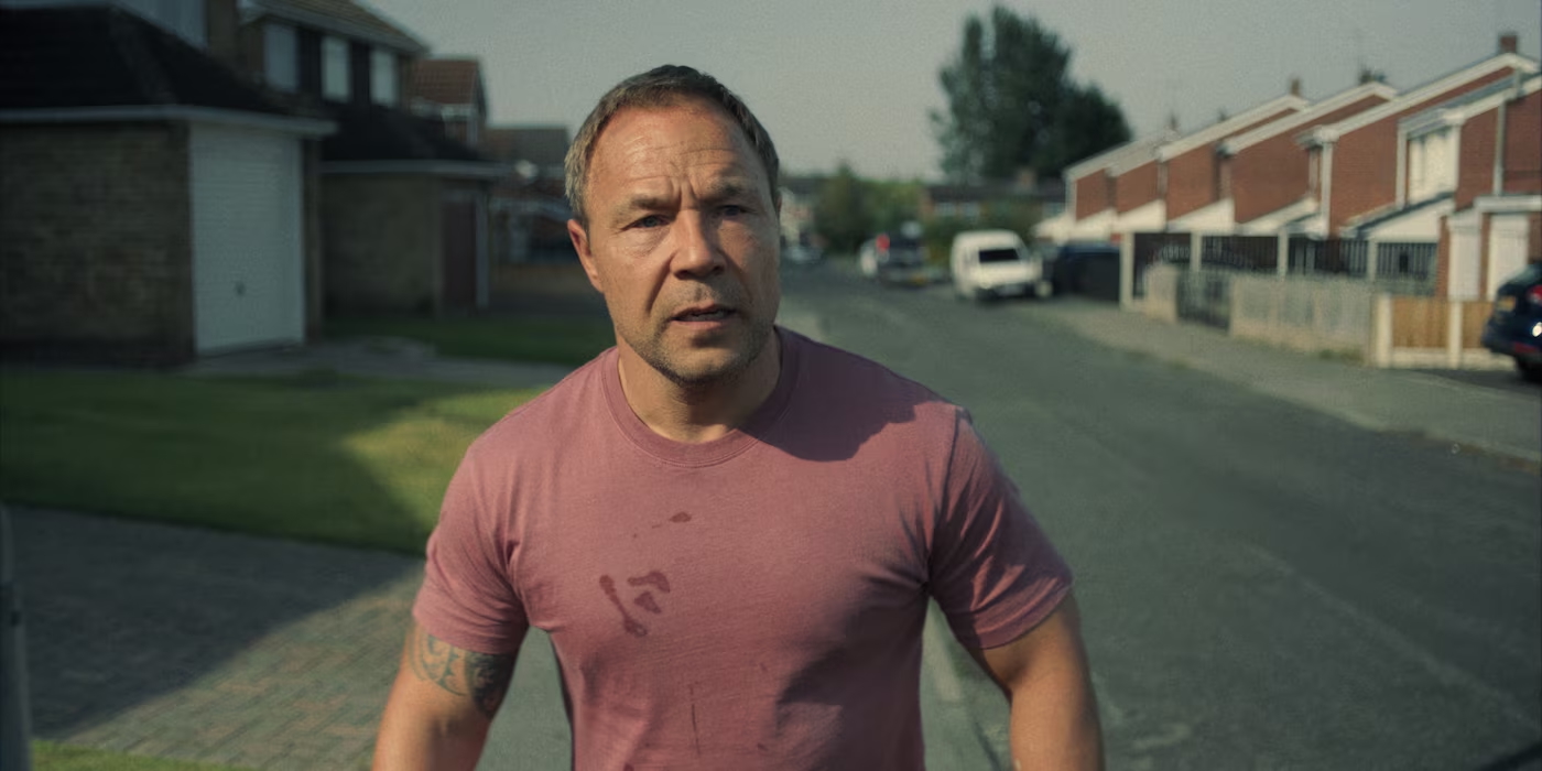 homme en t-shirt dans la rue avec l'air anxieux