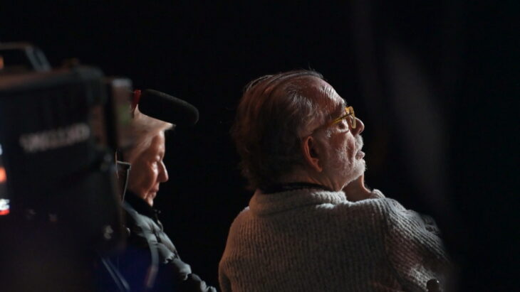 Le cinéaste Francis Coppola assis en train d'écouter