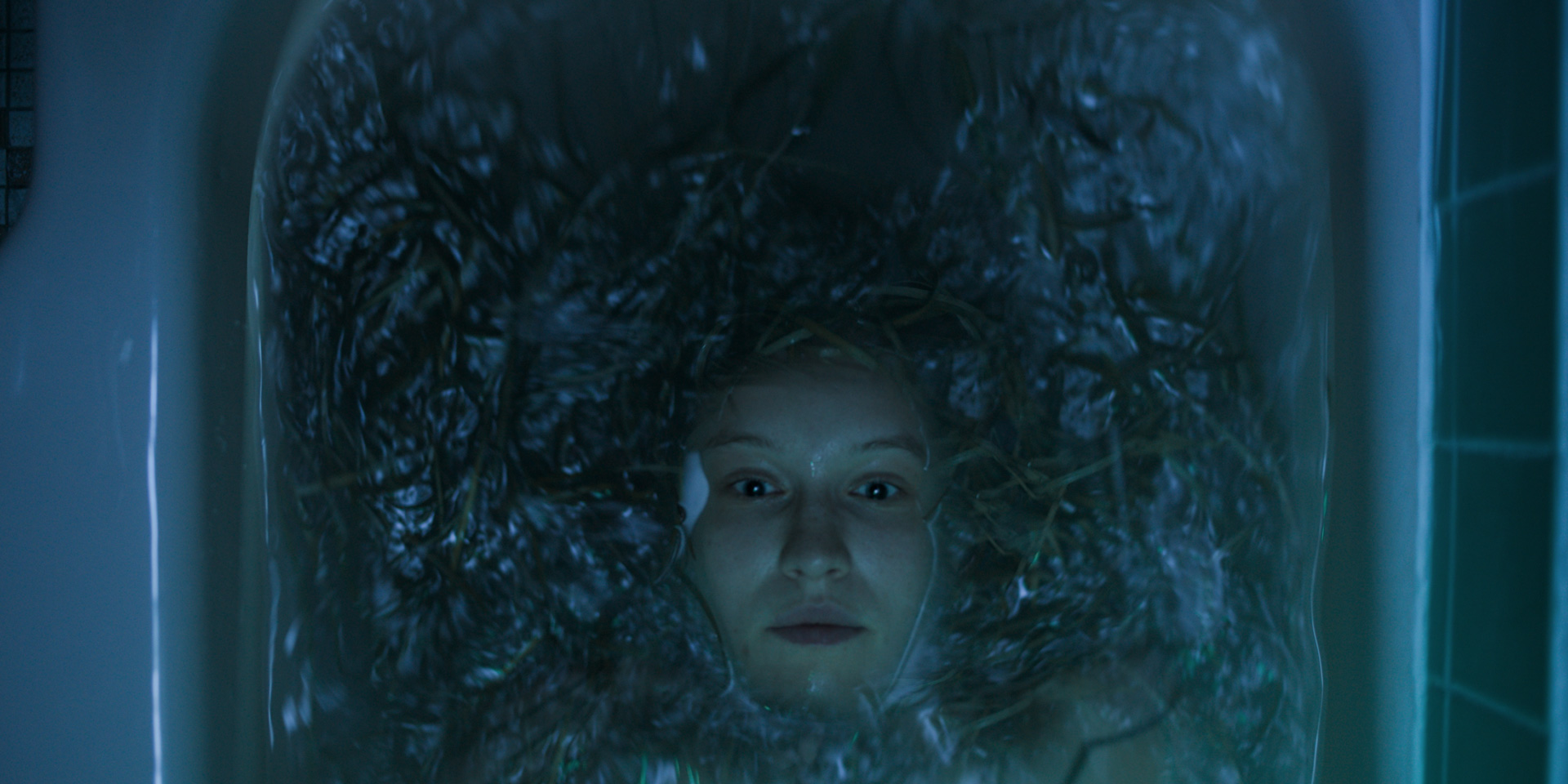 Jeune femme dans eau glacée