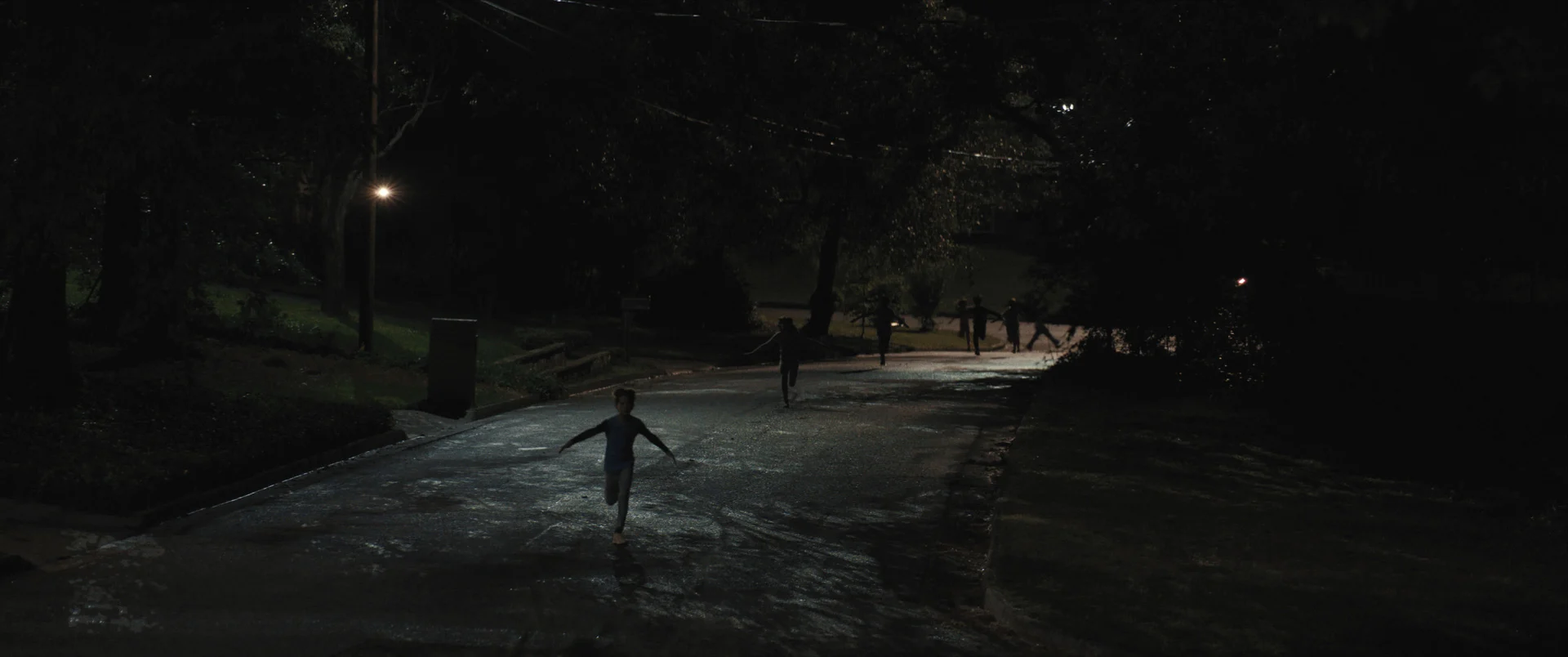 Silhouette d'enfants dans la nuit