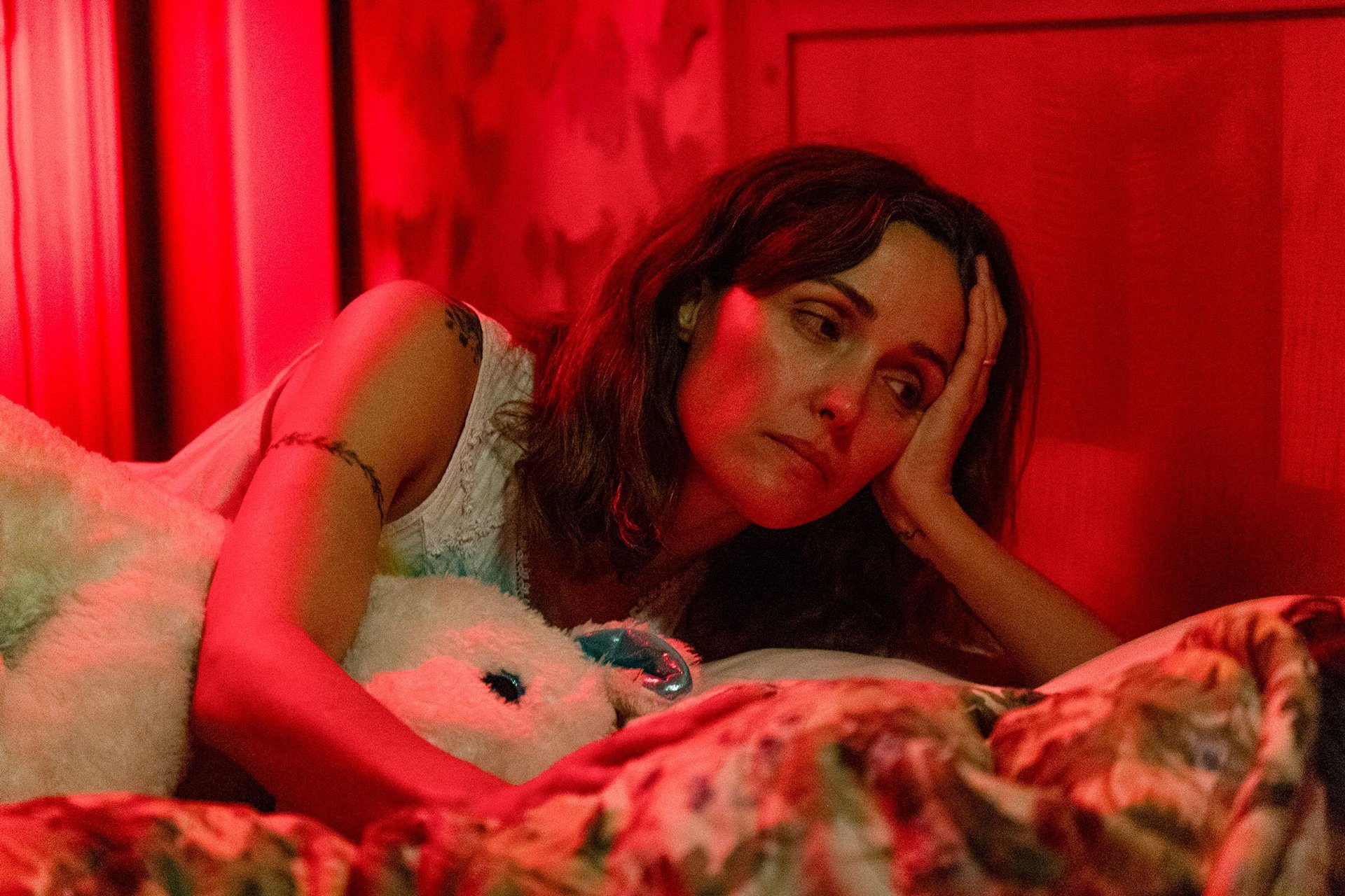 femme triste couchée dans son lit