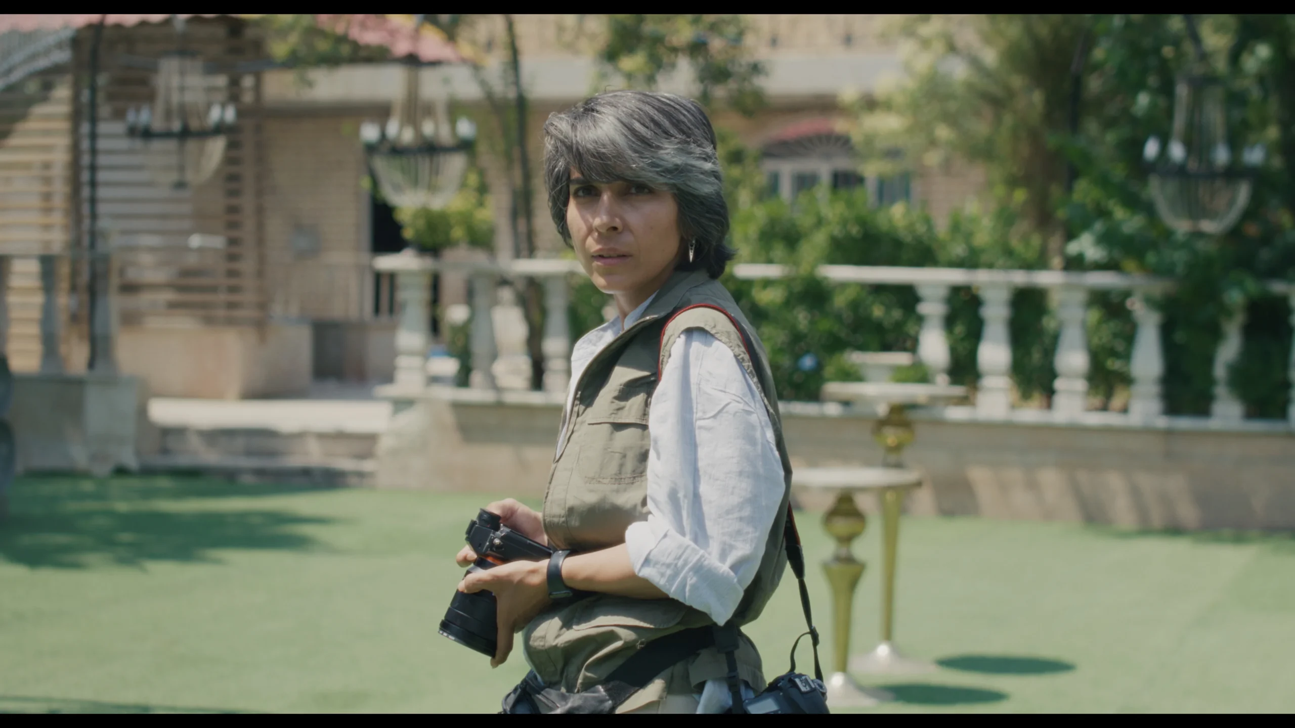 femme photographe qui regarde la caméra