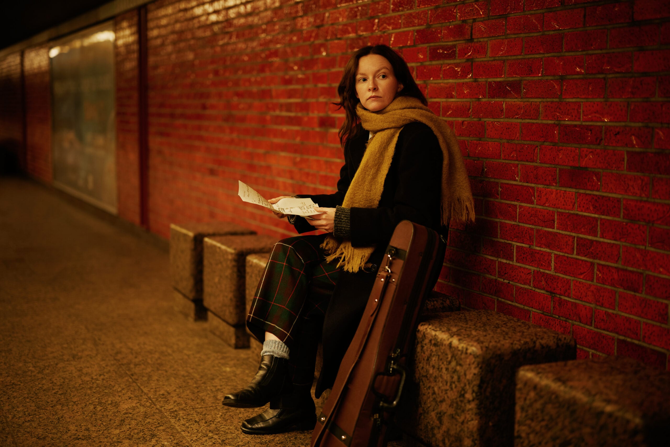 femme assise dans un couloir de métro