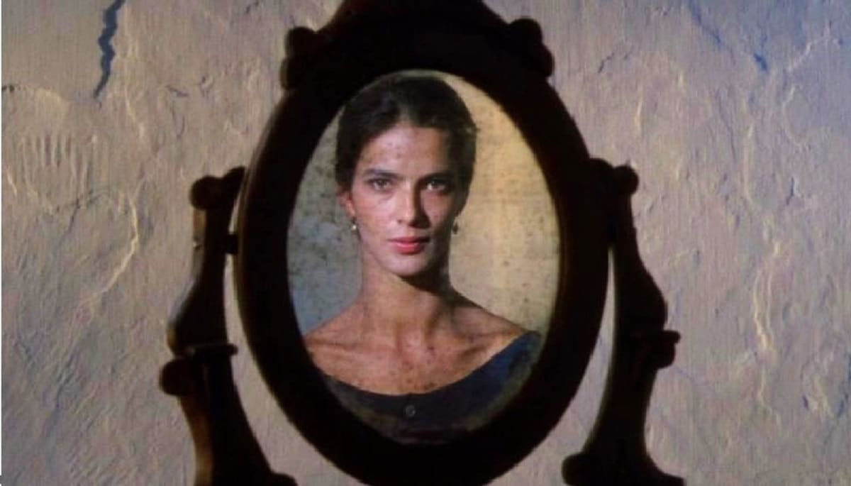 visage de femme dans un vieux miroir