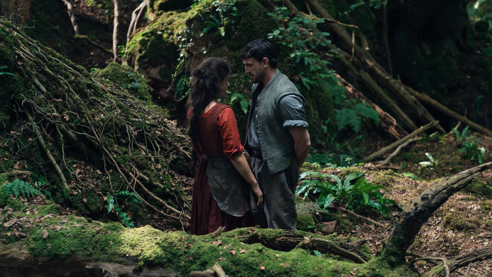 homme et femme dans forêt