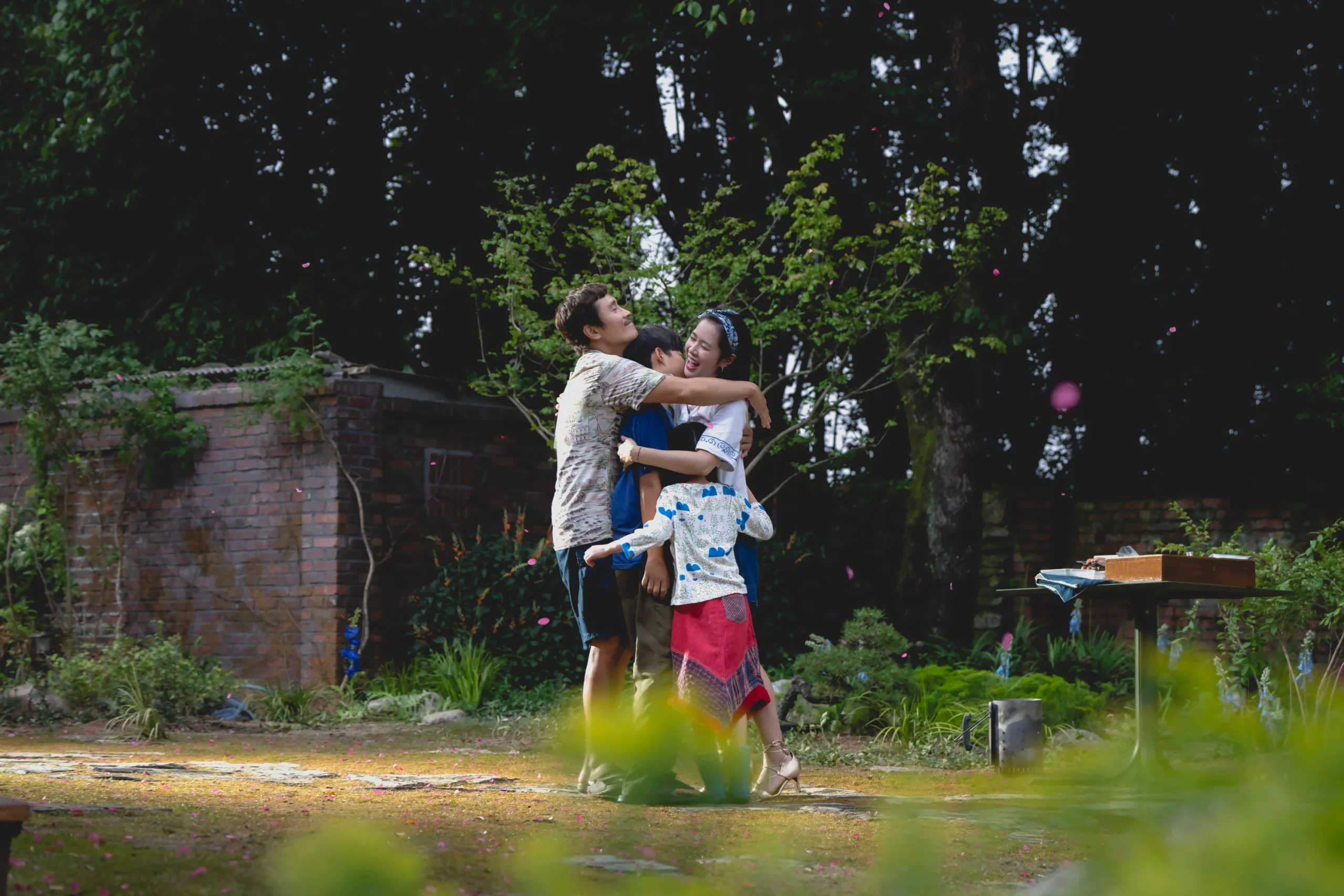 famille souriante dans un jardin