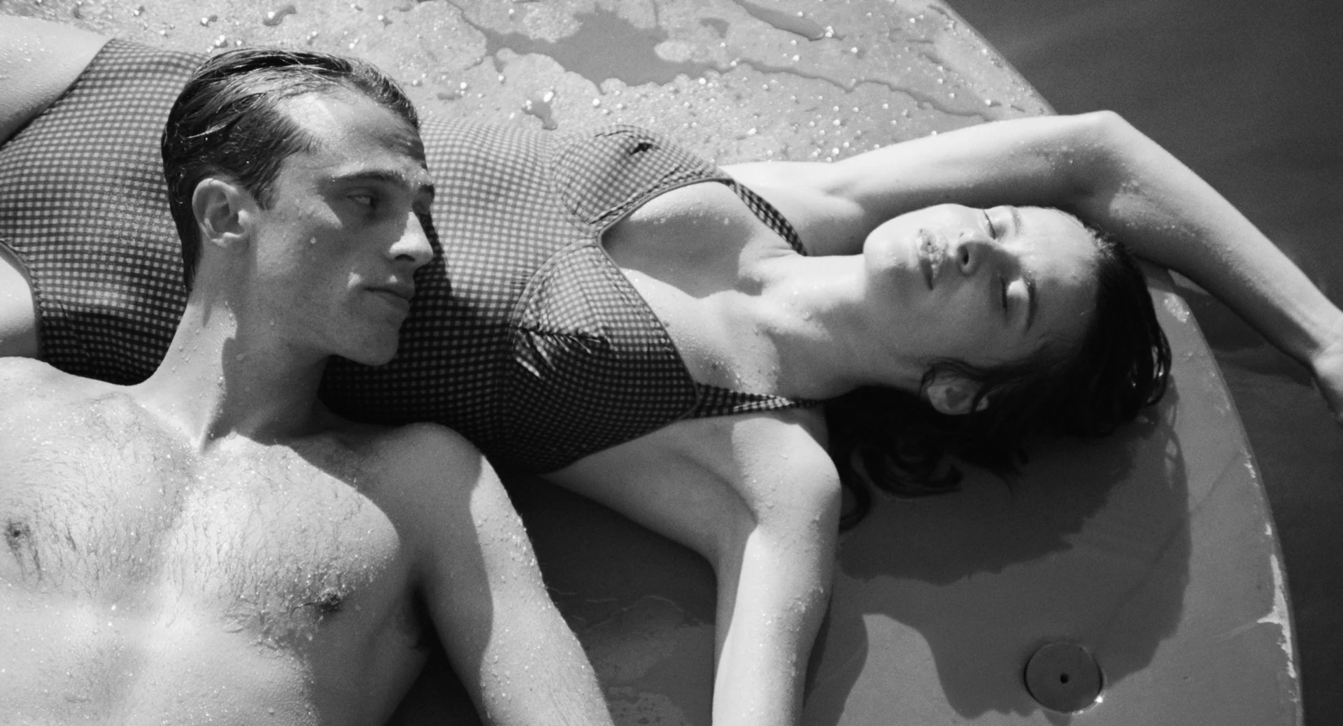 jeune couple allongé au soleil en noir et blanc