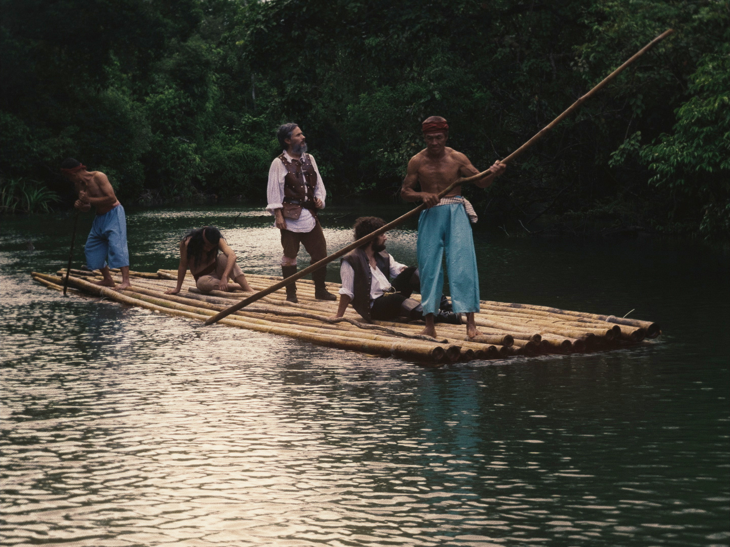 explorateurs sur une barque de fortune