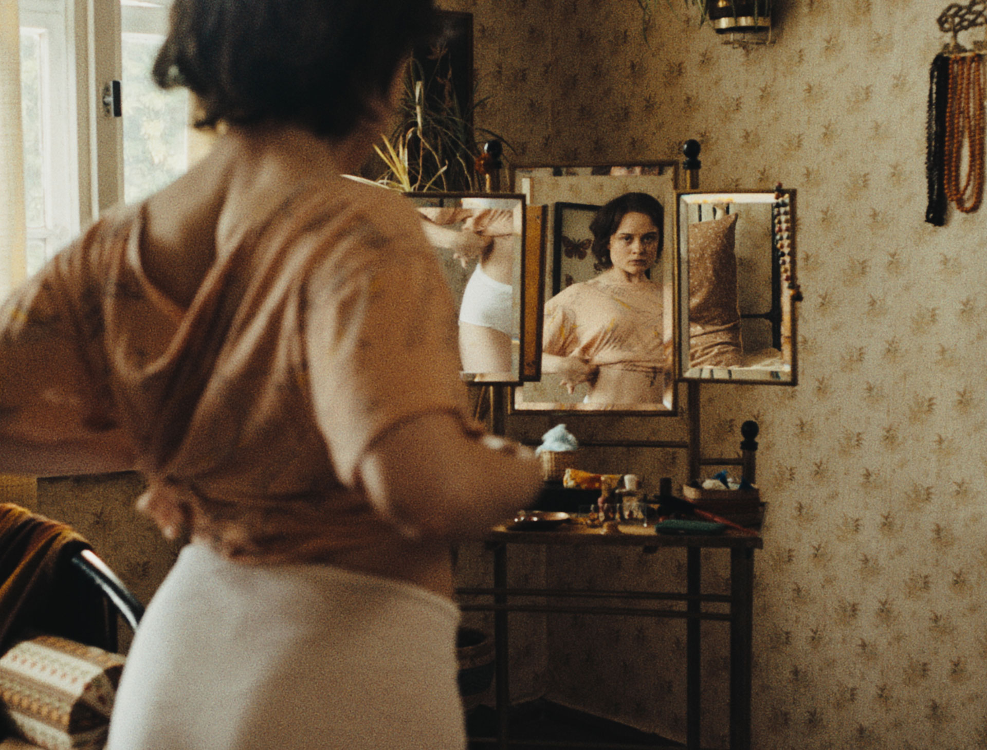 femme des années 1940-50 se regarde dans un miroir
