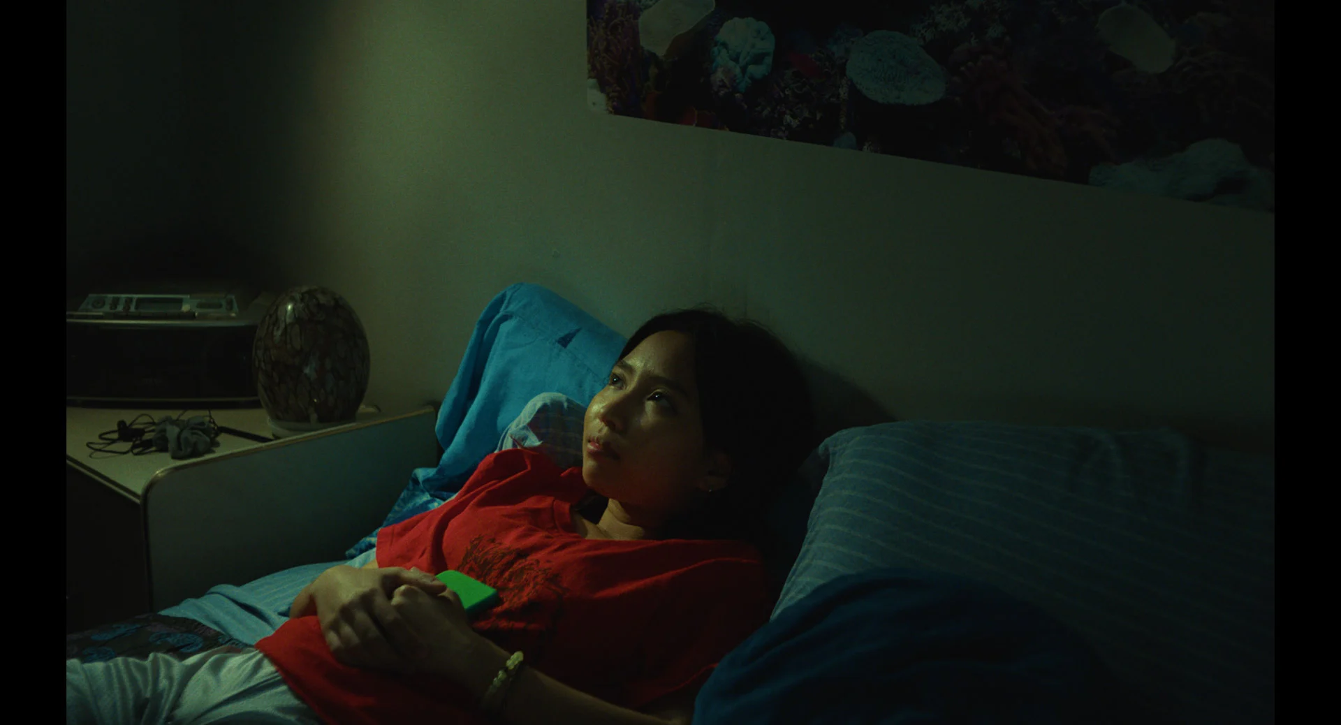 femme couchée dans son lit regarde le plafond