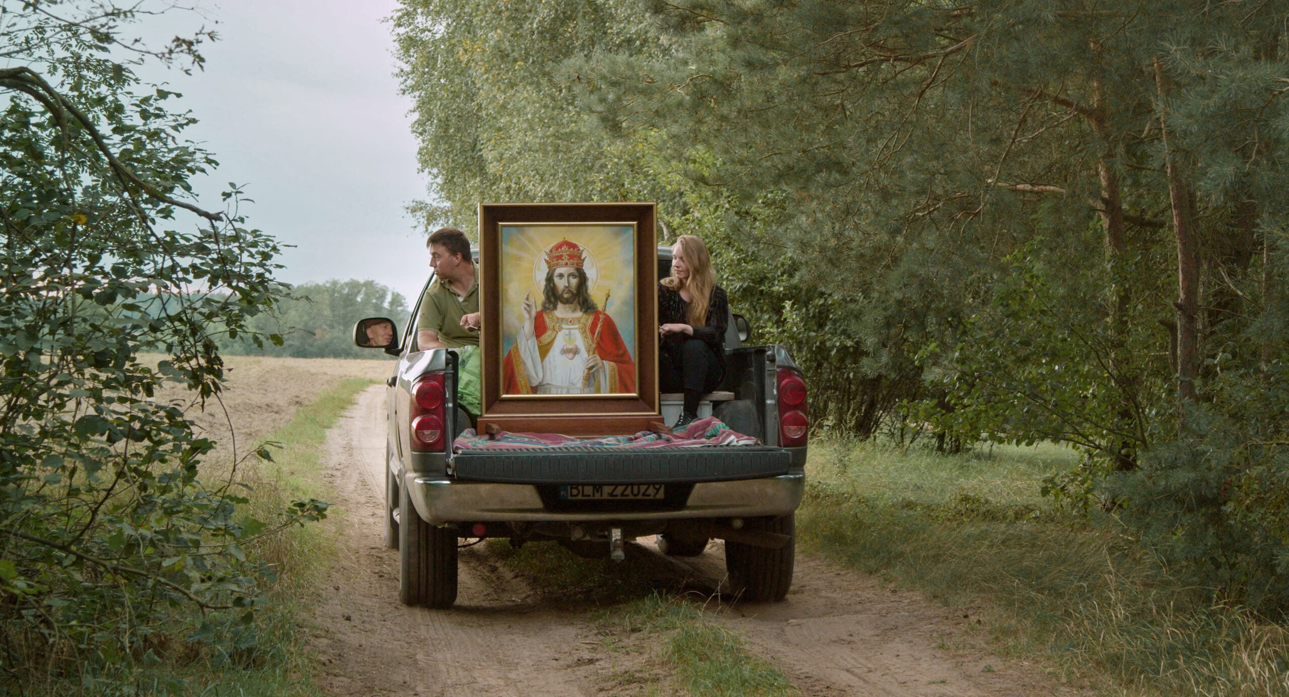2 personnes avec peinture religieuse à l'arrière d'un pick-up