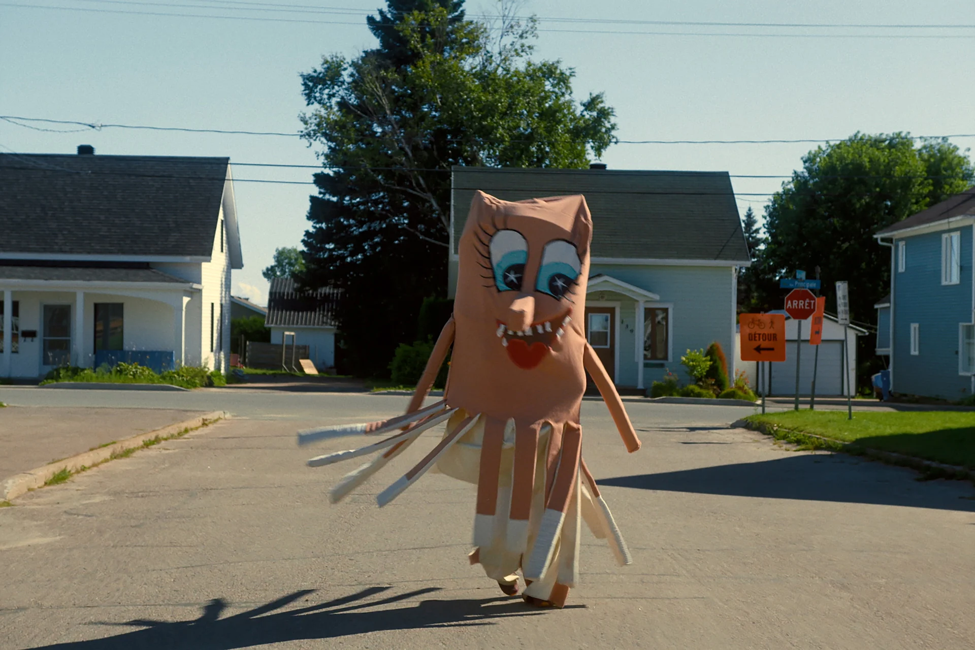 mascotte de poutine dans la rue