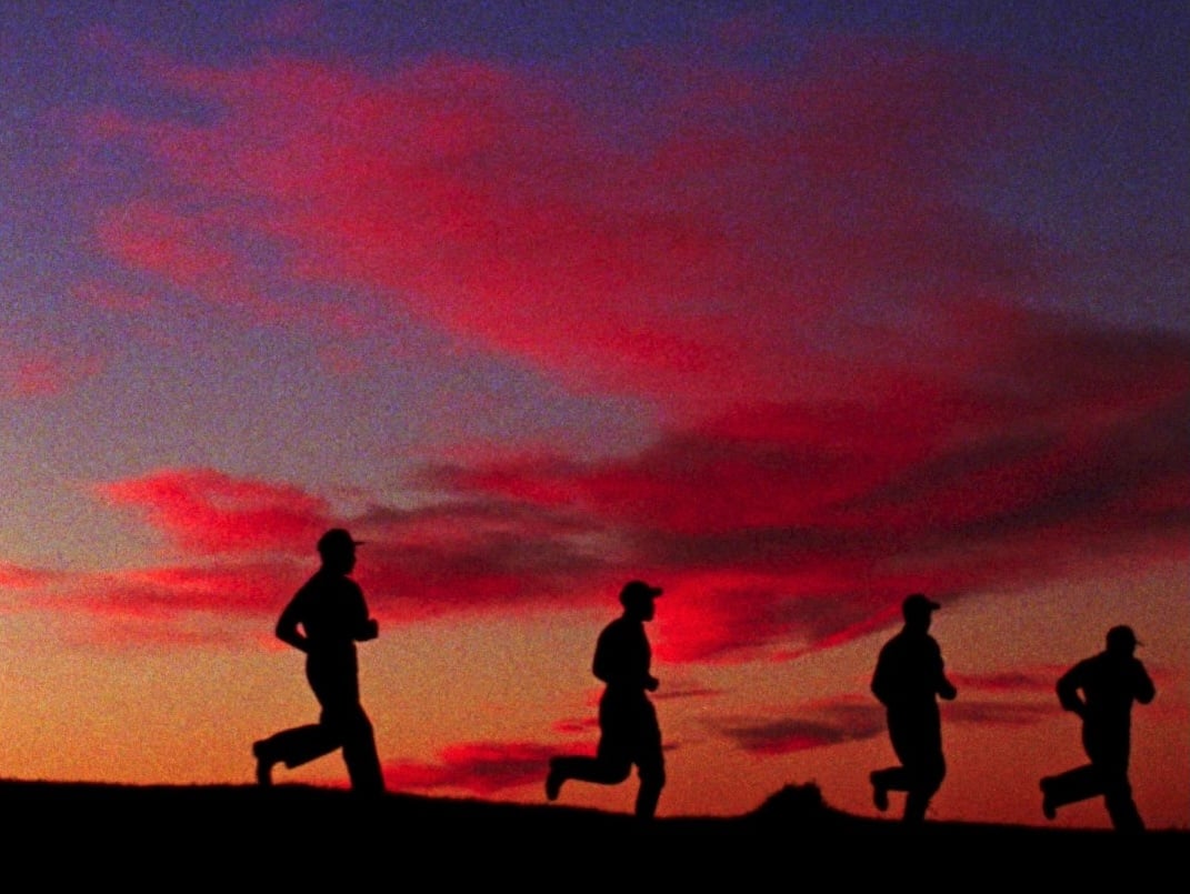silhouettes marchent au crépuscule