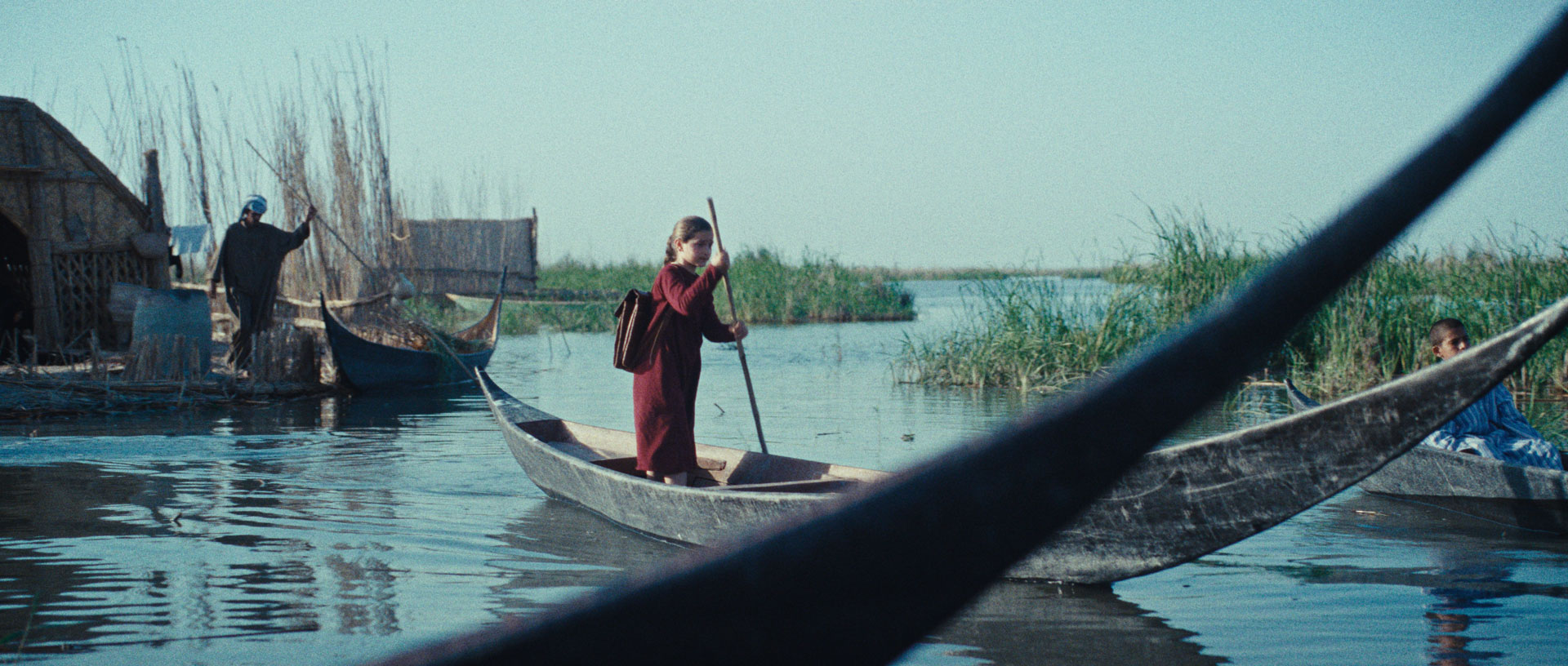 jeune fille navigue une longue barque