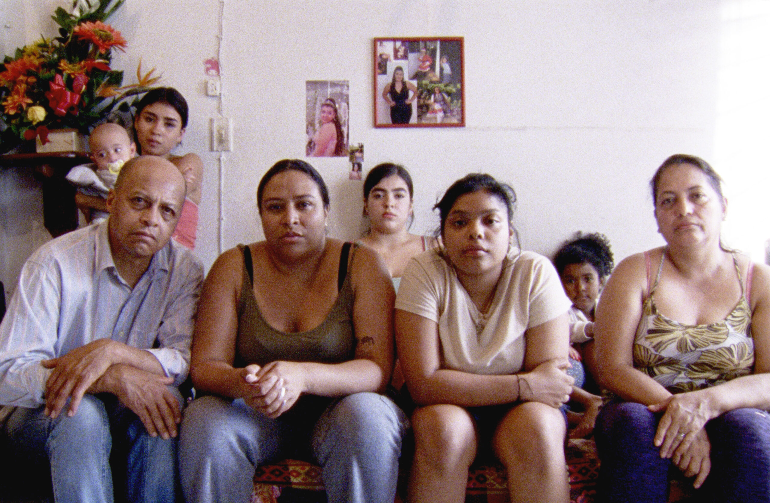 famille colombienne regarde la caméra
