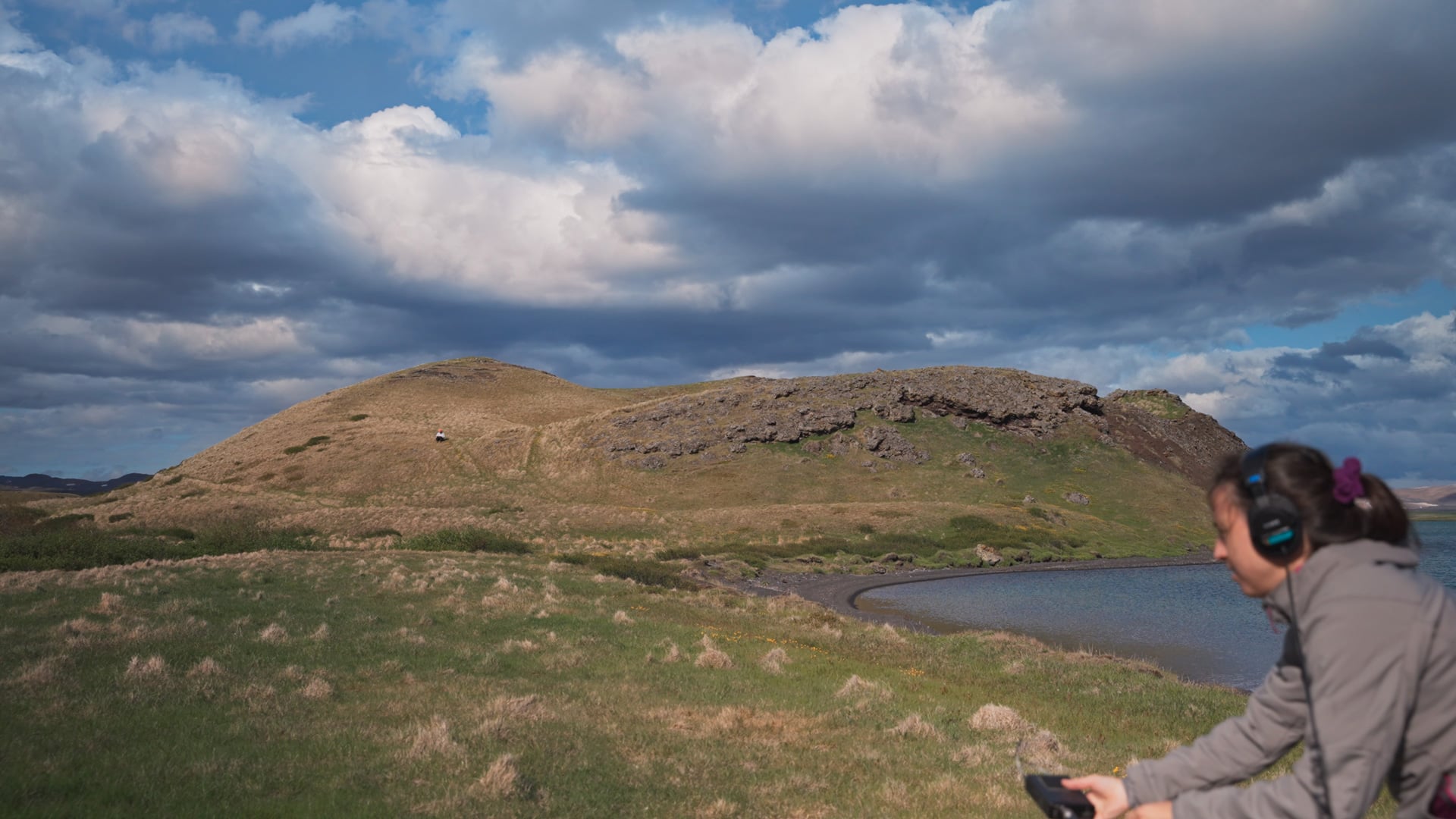 femme enregistre du son de paysage