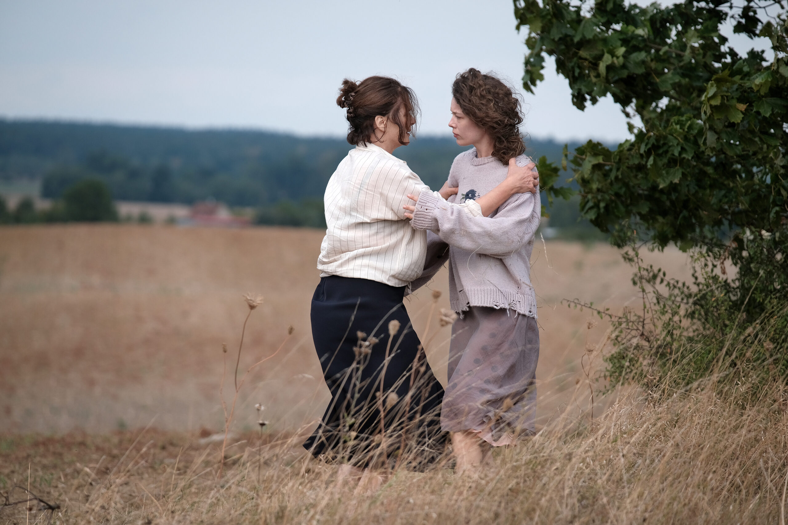 2 femmes dansent dans un champ