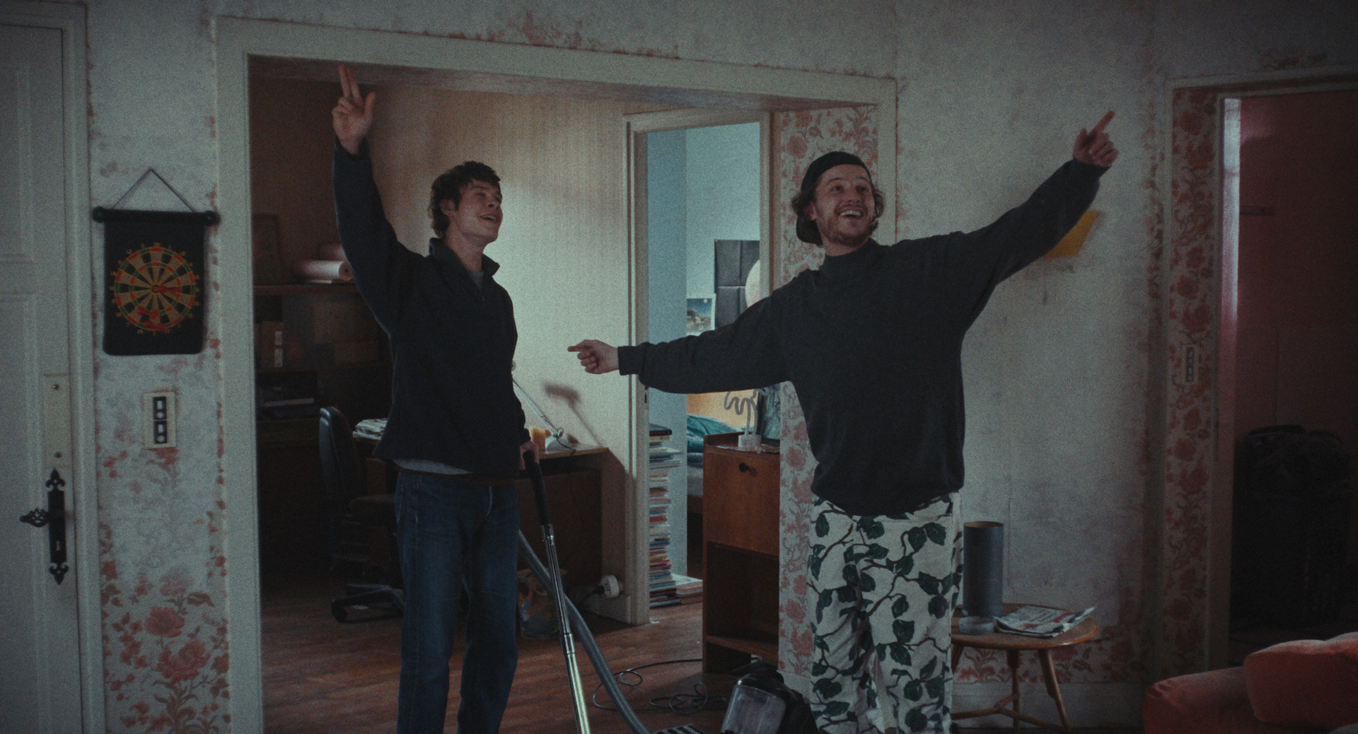 deux jeunes hommes heureux dans un appartement