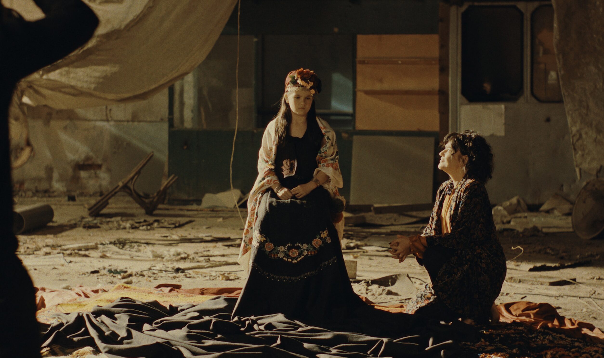 jeune fille en costume folklorique bulgare dans un hangar