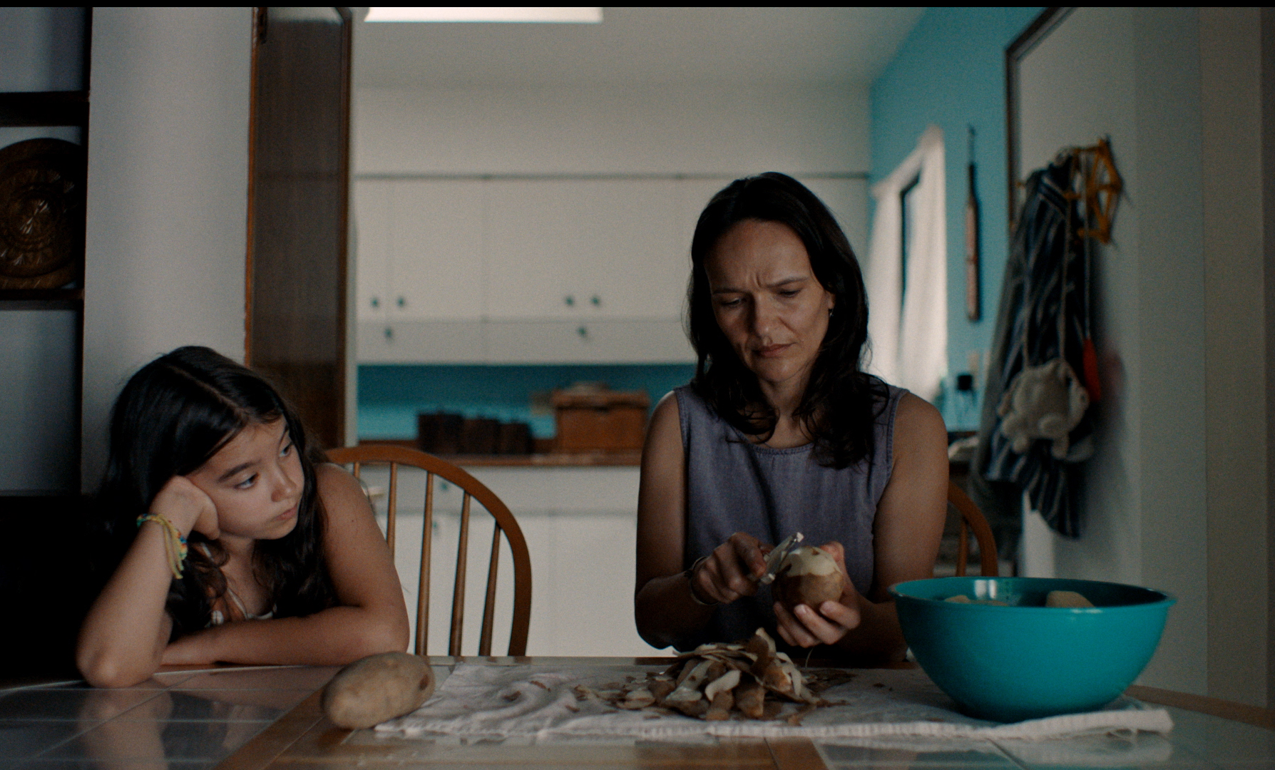 Mère et sa fille cuisinent