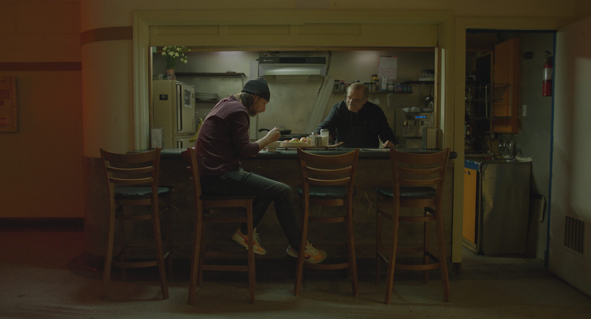 homme au comptoir d'un café de nuit