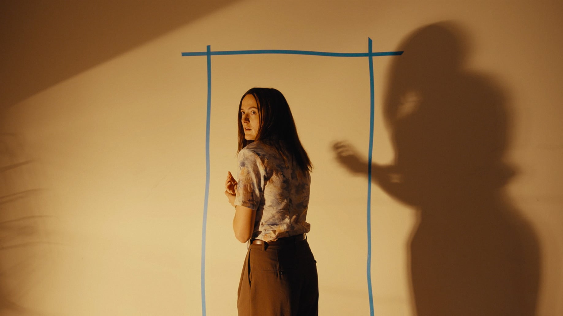 femme devant porte dessinée dans un mur