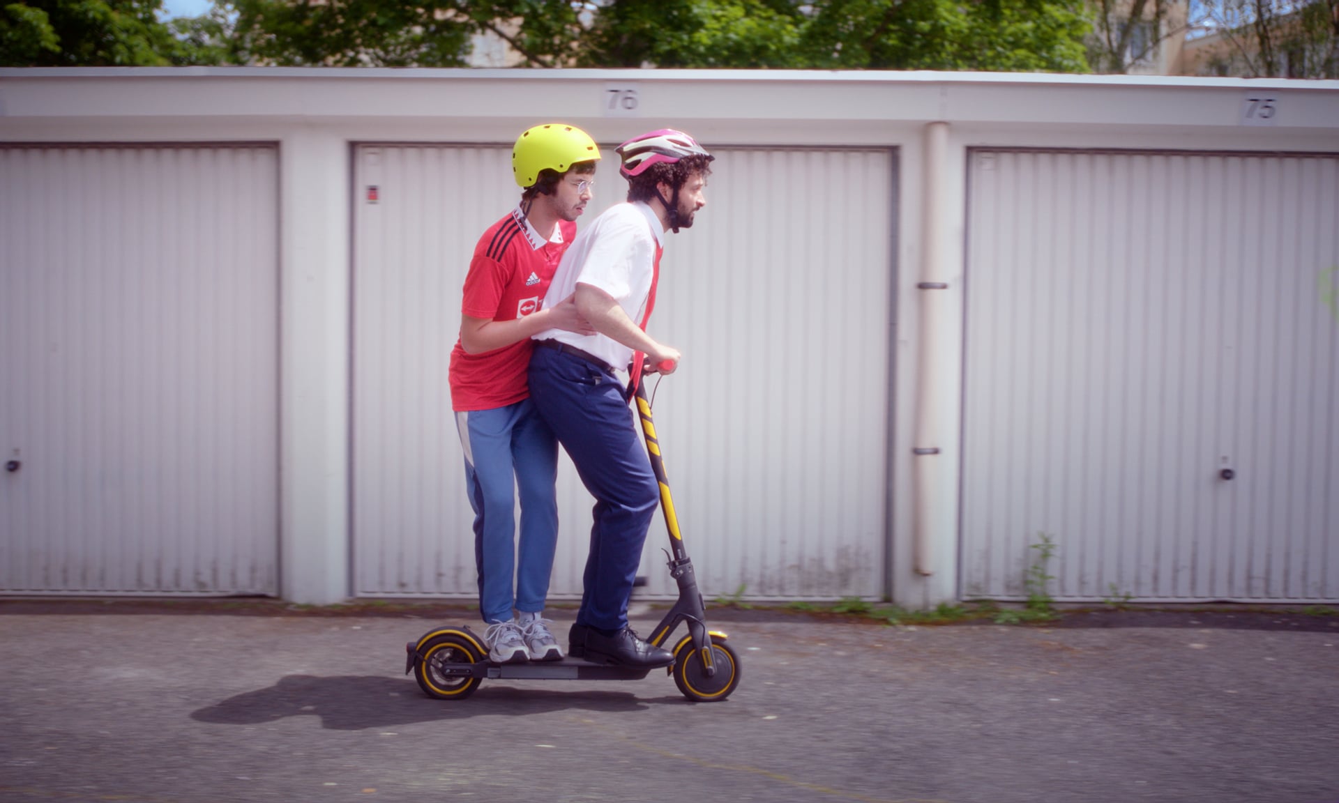 deux hommes sur une trottinette