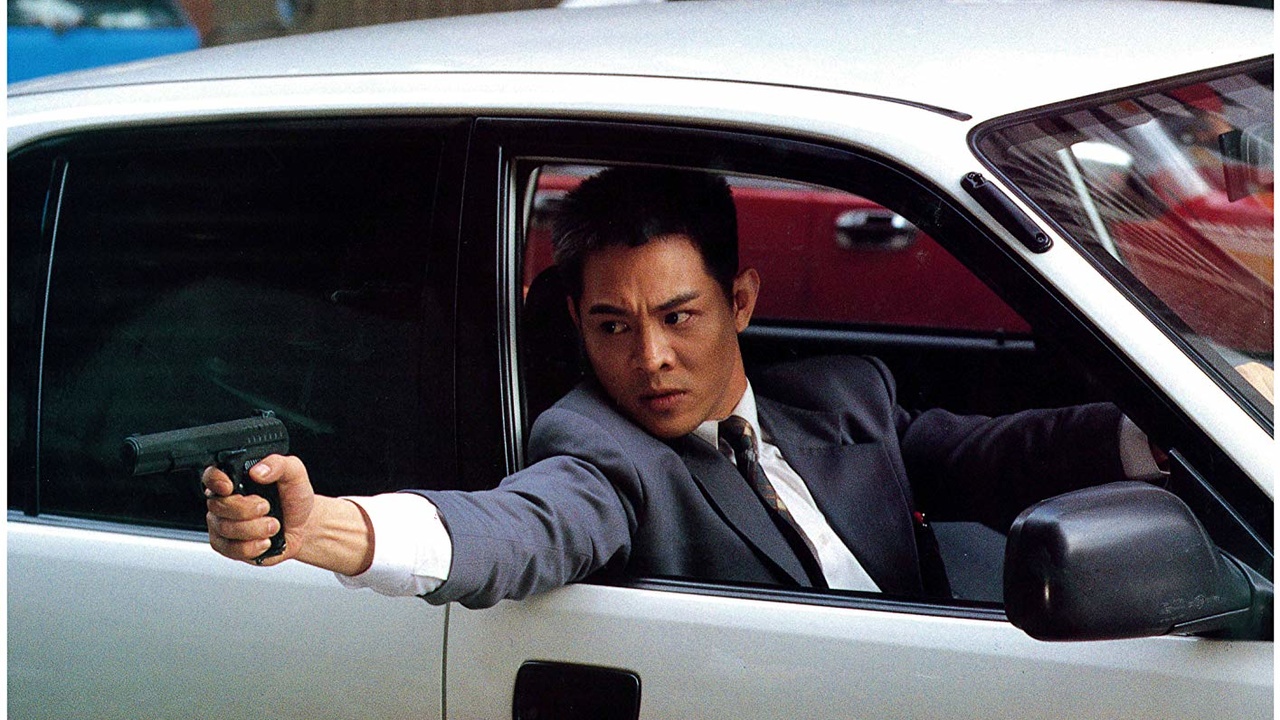 jet li avec une arme dans une voiture