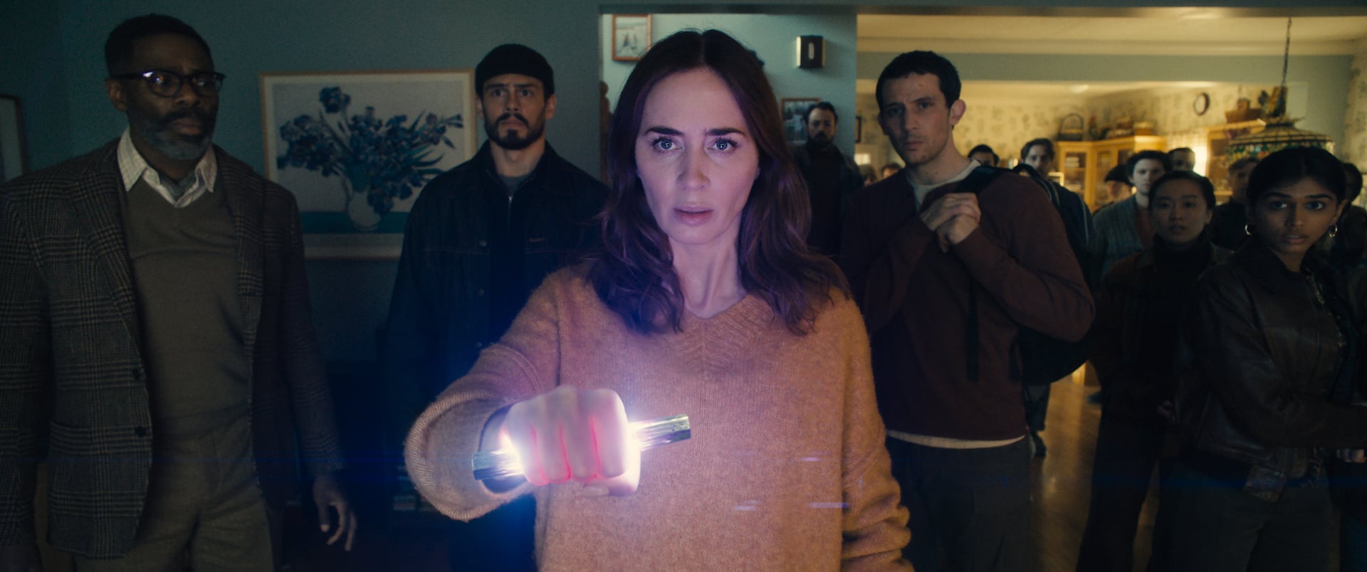 femme avec bâton lumineux devant un groupe