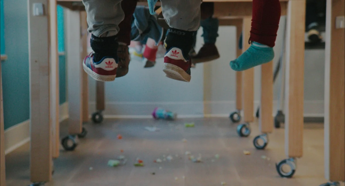 pieds des enfants d'une garderie