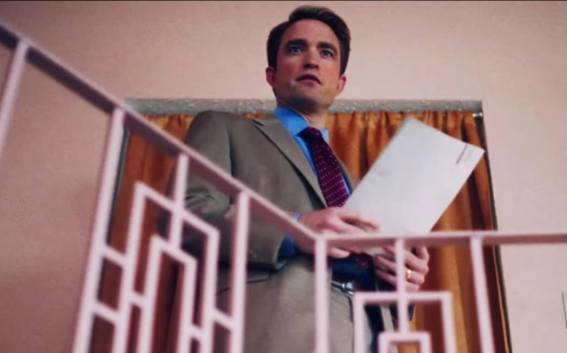 Homme en costume devant escalier